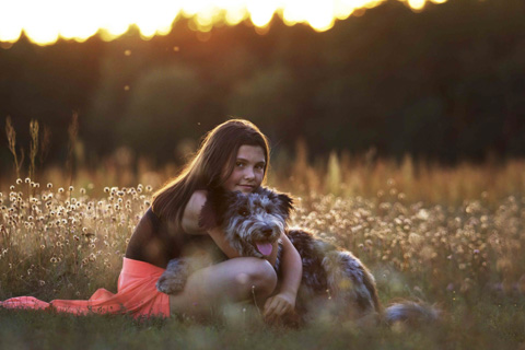 Kind kuschelt mit Hund, Brandenburg